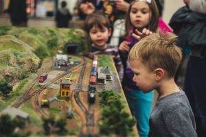Infancia niños viendo un tren